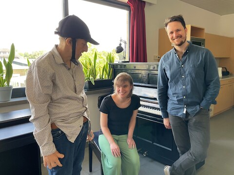 Davy, Dana en Florestan gaan in gesprek in aanloop van concert in oktober.
