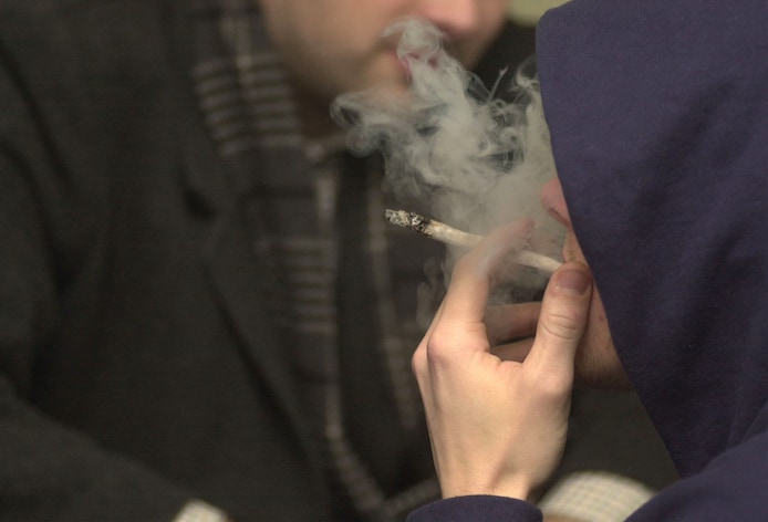 Man rookt elke dag twee joints: rechter verklaart hem rijongeschikt ...