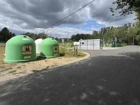 De glasbollen staan terug op hun oorspronkelijke plaats achter het vernieuwde recyclagepark.