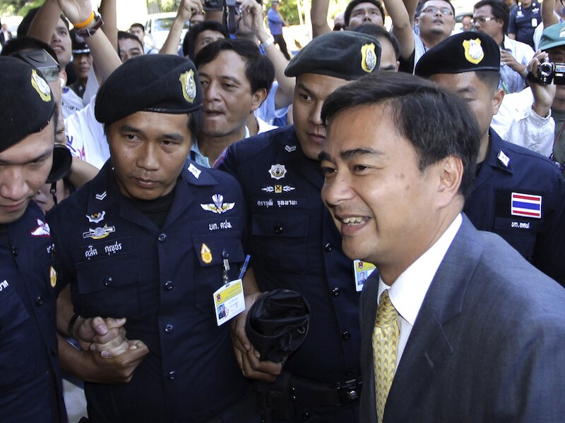 Ex-premier Abhisit Vejjajiva meldde zich vandaag bij de politie.