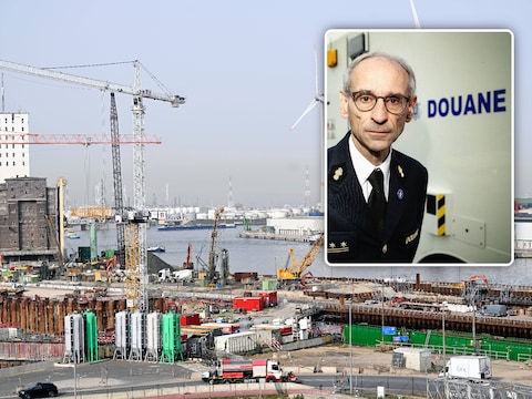 Beeld: Antwerpse haven, inzet: Kristian Vanderwaeren gefotografeerd tijdens een persconferentie van de Belgische douane.