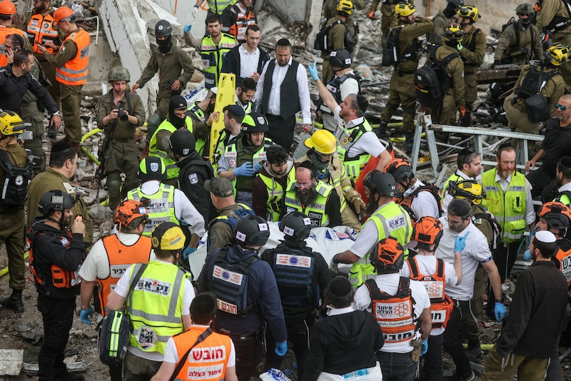 Reddingswerkers aan het werk in Beit Shemesh, nabij Jerusalem, na een Iraanse raketaanval.