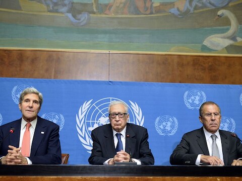 John Kerry (L) met VN-gezant Lakhdar Brahimi (C) en Russisch minister voor Buitenlandse Zaken Sergej Lavrov (R)