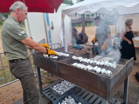 Achter de barbecue draaiden de vrijwilligers van de Jacht- en Natuurvrienden op volle toeren om de aanwezige eters te bedienen.