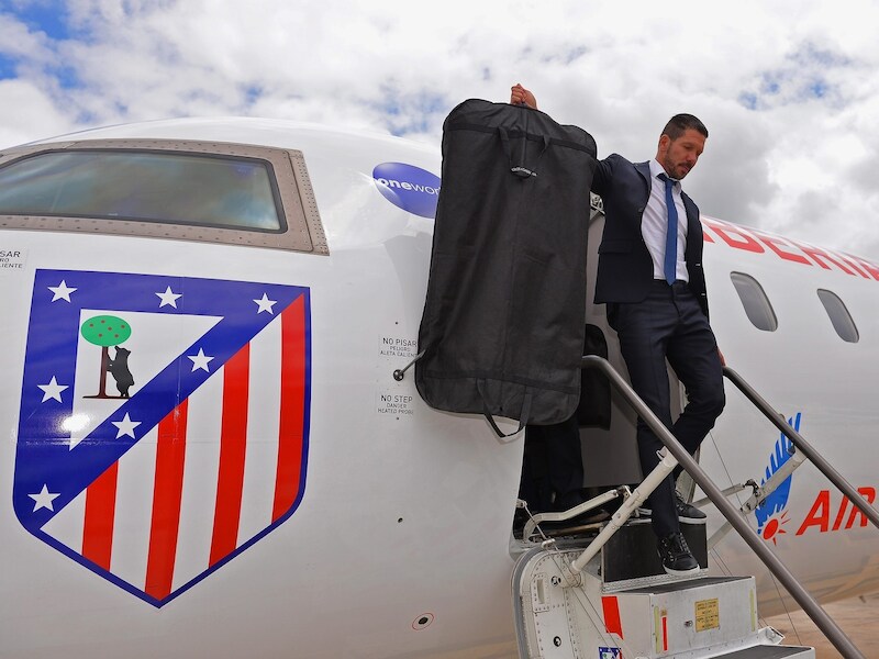 Diego Simeone komt met Atlético Madrid aan op het vliegveld in Lissabon.