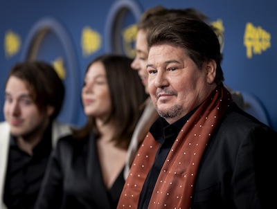 Zieke Martijn Krabbé wint voor het eerst felbegeerde Nederlandse tv-prijs: “Mijn afscheid is nu van gouden randje voorzien”