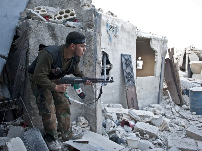 Een strijder van een rebellenbeweging in Aleppo.