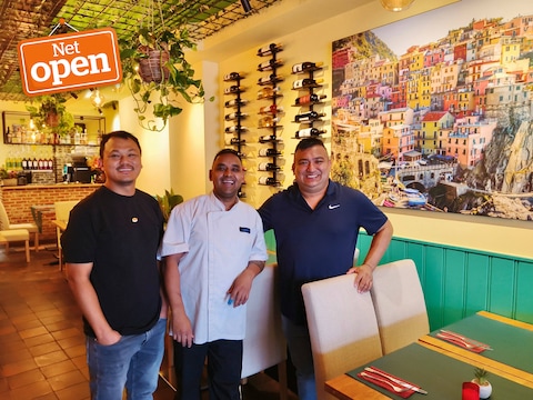 Kok Shashi Adhikari (43) opende samen met zijn vrienden Krishna Gurung (46) en Suraj Gauchan (38) RestoLier op het Zimmerplein.