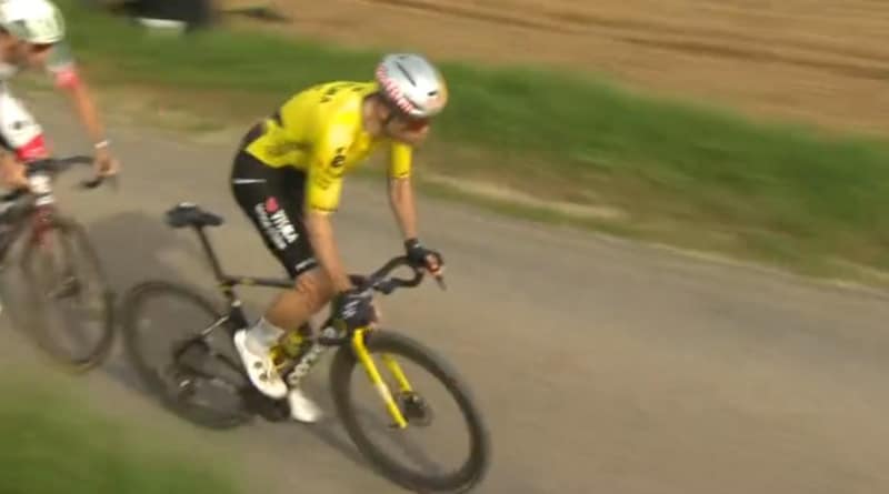 In de laatste tien kilometer ging het licht bijna uit”: vier weken na triomf  in Parijs-Roubaix is het weer raak voor Wout van Aert in Nederlandse  gravelkoers | Sport | HLN.be