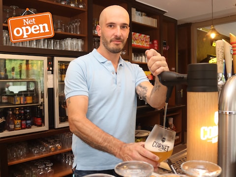 Stefan Camerier achter de toog van café ‘t Zicht. In het café kan je Cornet alcoholvrij van het vat drinken.