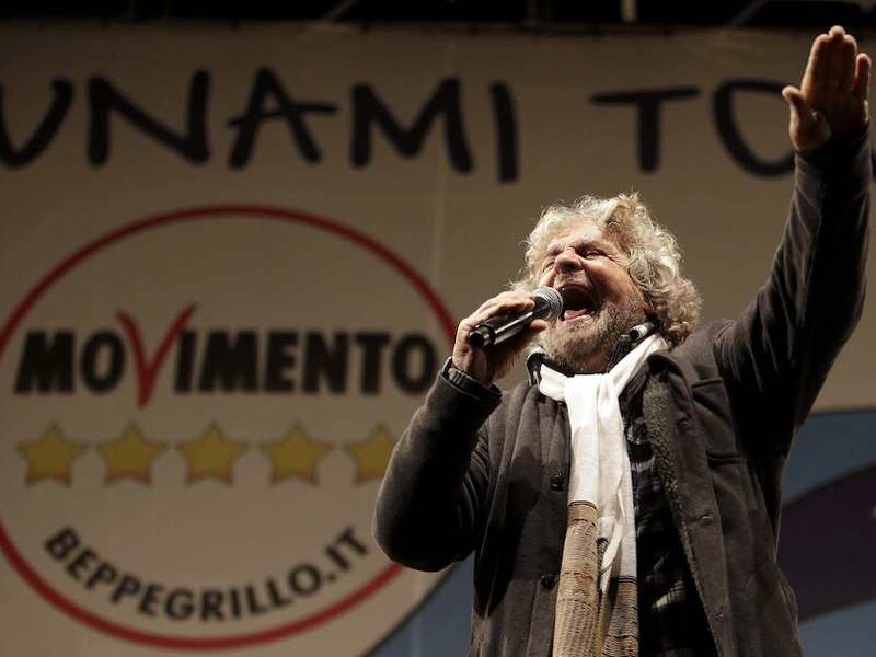 Beppe Grillo spreekt zijn kiezers vol emotie toe.