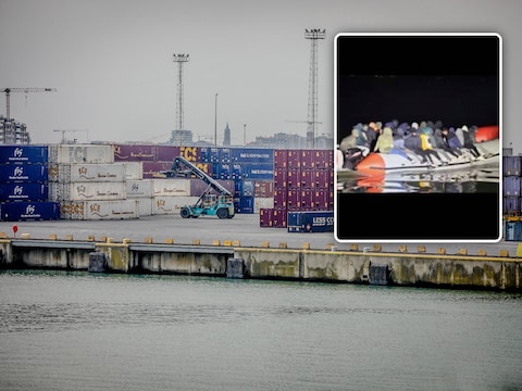 De haven te Zeebrugge, Inzet: Transmigranten dobberen rond op bootje voor kust