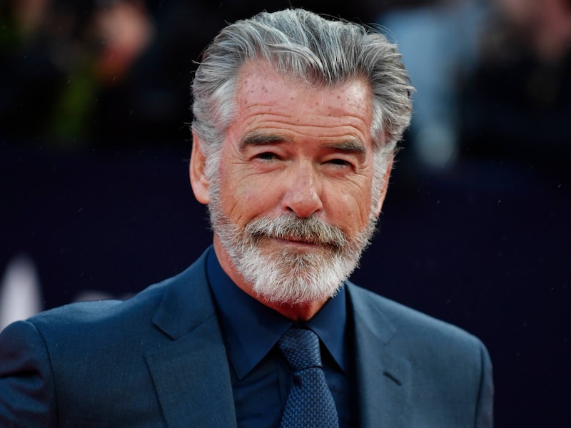 Pierce Brosnan (73) over zijn harde jeugd, James Bond en hoe kanker zijn geliefden wegnam: “Dat verdriet kerft zich voorgoed in je ziel”