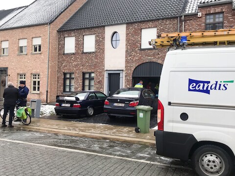 De werknemer werd met verwondingen naar het ZNA Stuivenberg gevoerd.