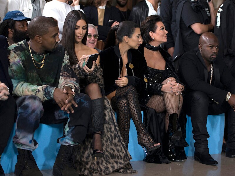 Kanye West, Kim Kardashian, Kourtney Kardashian, Kris Jenner en Corey Gamble bij Off-White.