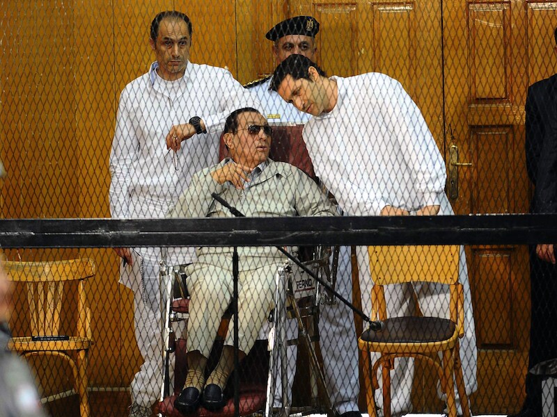 Hosni Mubarak en zijn twee zoons Alaa (rechts) en Gamal voor het gerecht in Caïro op 14 september vorig jaar.