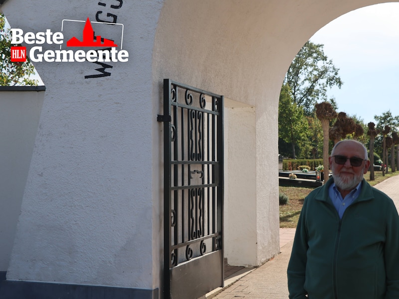 Philip Schoovaerts wordt gezien als Keerbergse historicus en poseert voor de ingang van het kerkhof.