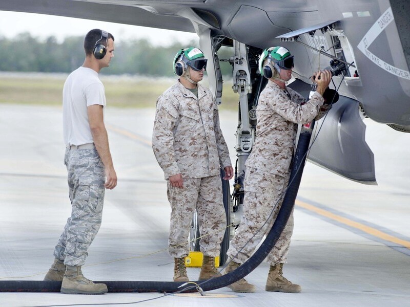 Amerikaanse militairen tanken een F-35-gevechtsvliegtuig.