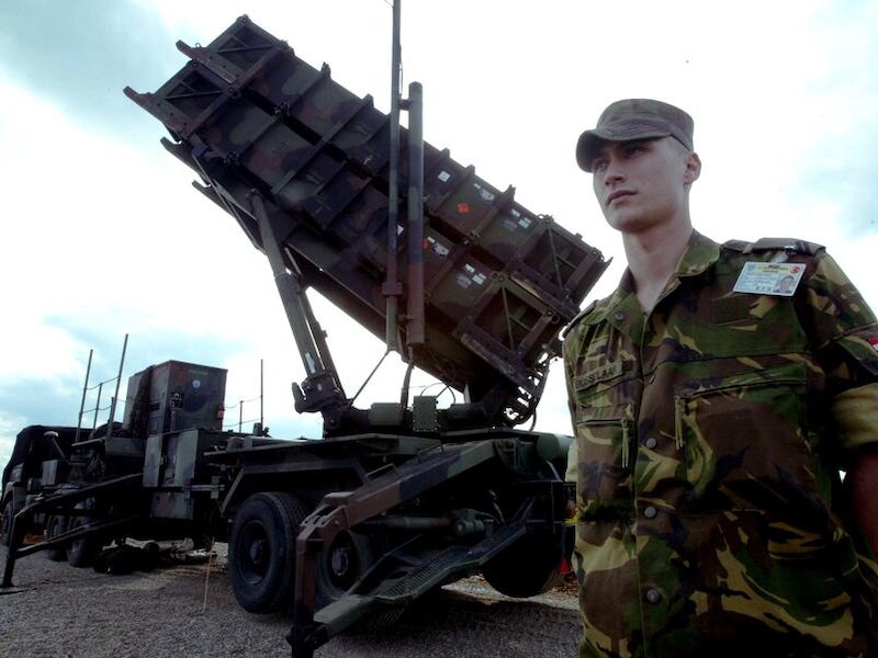 Een Nederlandse soldaat bij een Patriot luchtafweer aan de grens met Syrië.