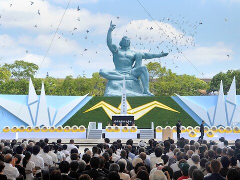 Vredesduiven worden losgelaten nabij het herdenkingsstandbeeld in Nagasaki.
