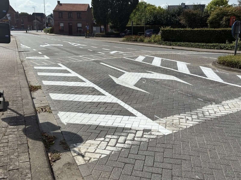 Door werken aan Oostmalsesteenweg krijgt kruispunt in Broechem nieuwe belijning