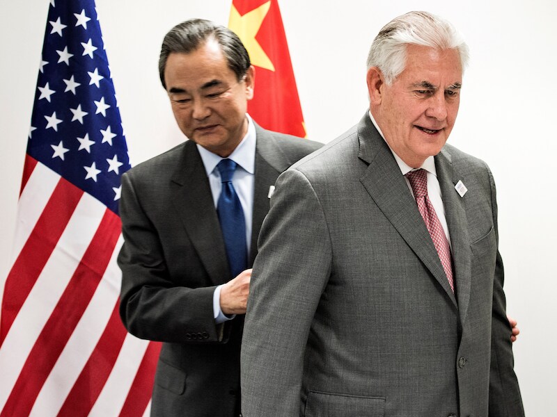 China's buitenlandminster Wang Yi en zijn Amerikaanse ambtgenoot Rex Tillerson eerder vandaag tijdens de G20 in Bonn.
