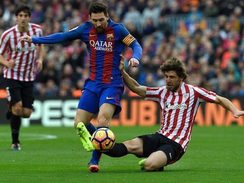 Alvarez probeert Messi van de bal te zetten.
