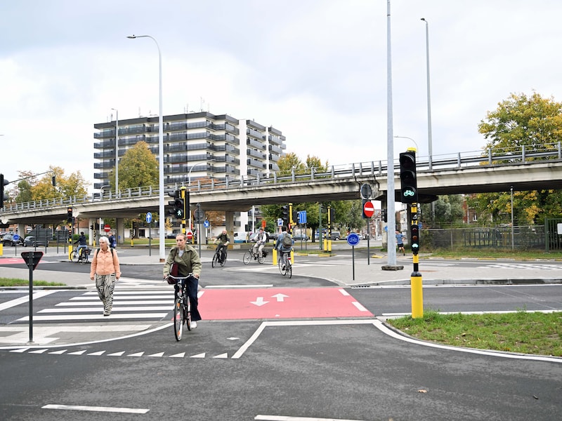 Op het kruispunt is er nu nog vaak een ‘conflictsituatie’ tussen voetgangers, fietsers en auto’s. 