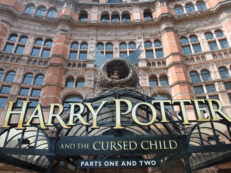 Het eerste deel van het gelijknamige toneelstuk gaat zaterdagavond in première in Londen. Het boek ligt vanaf zondag in de rekken.