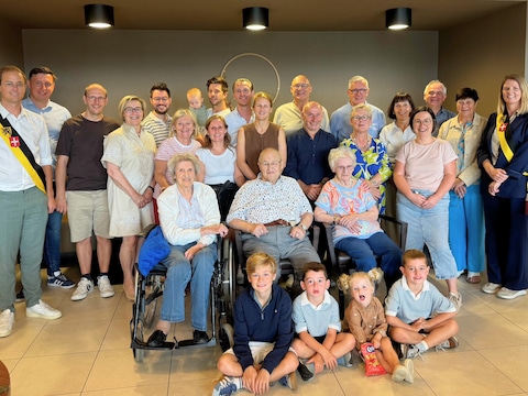 Frans en Lena vierden hun briljanten jubileum, samen met onder meer schepen Liesje Cartreul en schepen Bram Van den Bunder.