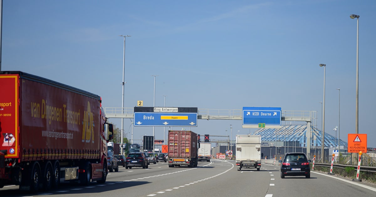 30 minuten file op Antwerpse Ring richting Nederland na ongeval in Deurne
