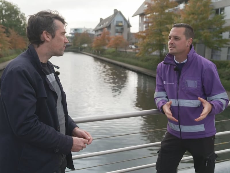 Gemeenschapswacht van Roeselare, Ziggy, legt uit aan Freek Braeckman vanwaar het etiket ‘flakkastad’ komt.