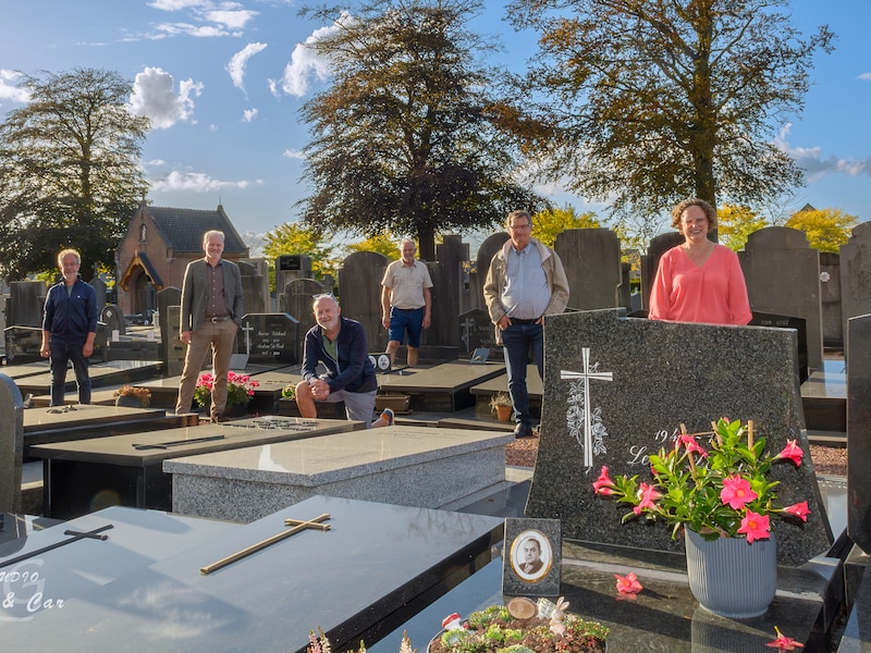 We zien  Luc Vandromme, Dirk Cloet,Carlos Laethem, Bertrand Vermeersch, Pol Decuyper en schepen Heidi Lievrouw op de begraafplaats van Pittem
