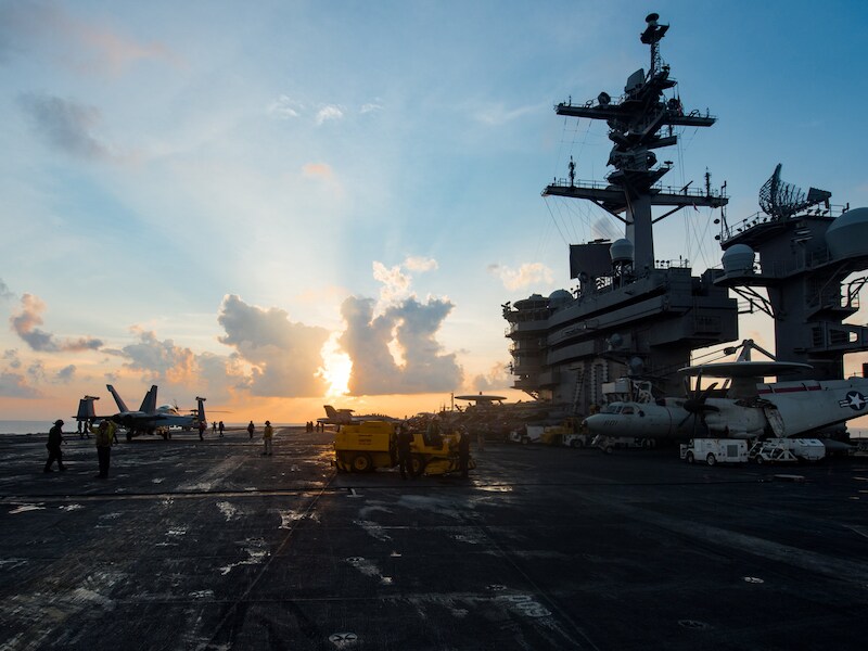 Het Amerikaanse vliegdekschip Carl Vinson op weg naar Azië.