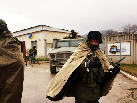 Gewapende soldaten voor een militaire basis op de Krim.