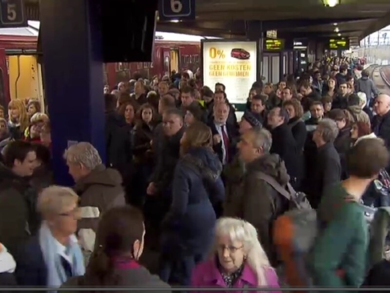 De wilde staking van 10 januari leidde tot lange vertragingen en overvolle perrons in Antwerpen-Berchem.