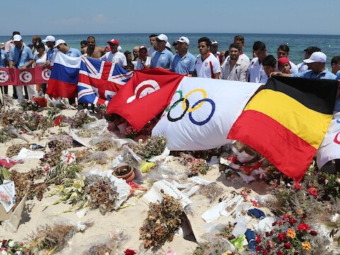 Een herdenkingsbijeenkomst voor de slachtoffers van de aanslag op het strand van Sousse.