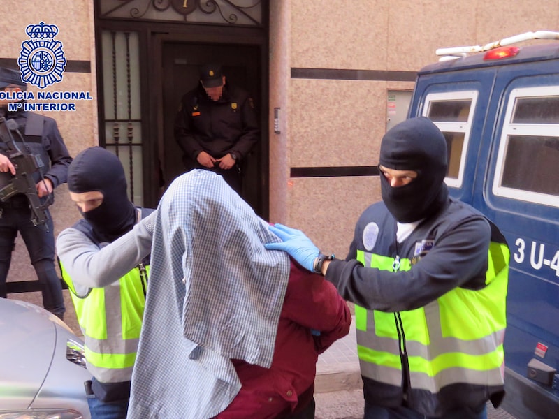 Een van de arrestaties, foto vrijgegeven door de Spaanse politie.