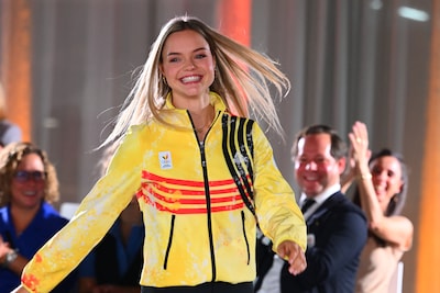 KIJK. Loena Hendrickx & co blinken ook op catwalk bij voorstelling officiële outfit Winterspelen: “Ik slaap, zwem en douch met de olympische ringen”