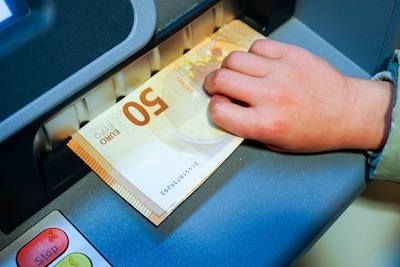 Europa wil afhalingen van cash geld in supermarkten ook zonder aankoop mogelijk maken