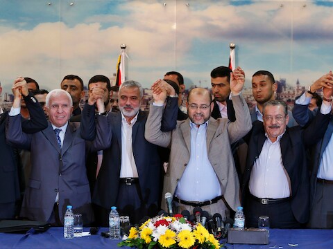 Moussa Abu Marzouq (vierde van links) tussen andere Hamasleiders.