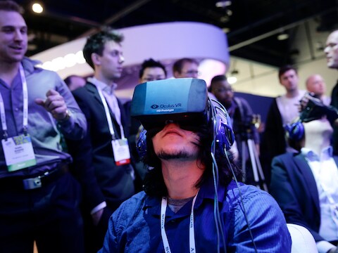 Gamers testen de Oculus Rift op de technologiebeurs CES.