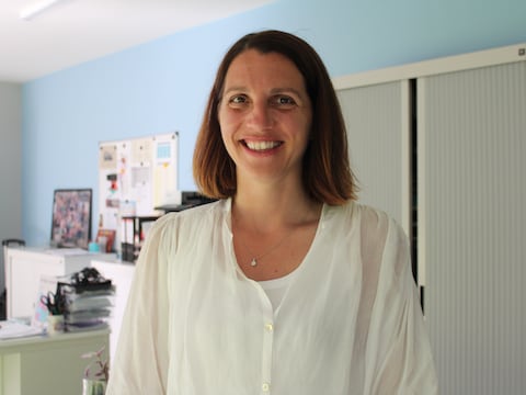 Een stralende Julie Paelinck werkt haar laatste dagen en weken af in basisschool Spelenderwijs in Alveringem: “Natuurlijk dat het gemengde gevoelens zijn”, zegt ze.