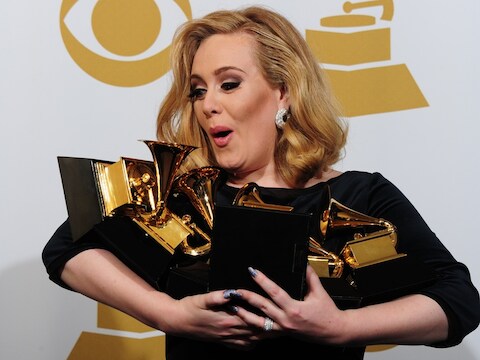 In februari ging Adele met maar liefst 6 Grammy's aan de haal.