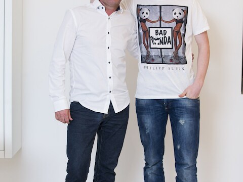 Kevin De Bruyne dolt met zijn manager Patrick De Koster, die de transfer van Chelsea naar Wolfsburg regelde.