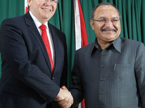 Australisch premier Kevin Rudd (L) met eerste minister van Papoea-Nieuw-Guinea, Peter O'Neill.
