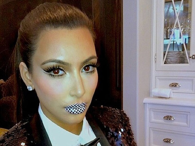 Kim Kardashian met haar gekke liptattoo.