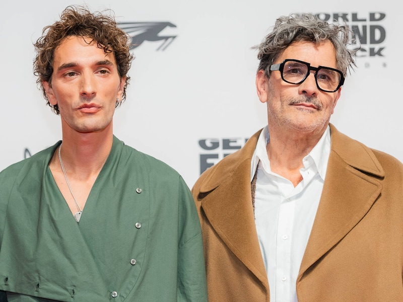 Koen De Bouw samen met zijn zoon Jolan.
