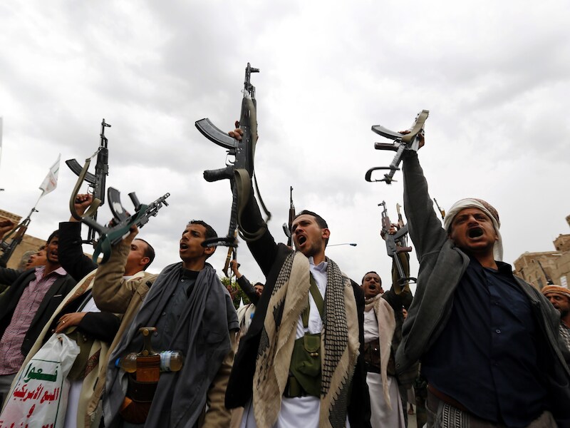 Houthi-rebellen houden strijdlustig de wapens in de lucht terwijl ze slogans tegen Saoedi-Arabië schreeuwen.