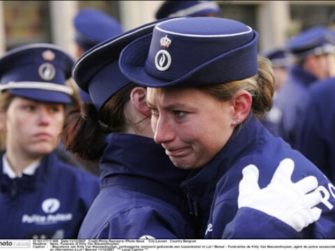 De begrafenis van agente Van Nieuwenhuysen maakte heel wat emoties los bij haar collega's.